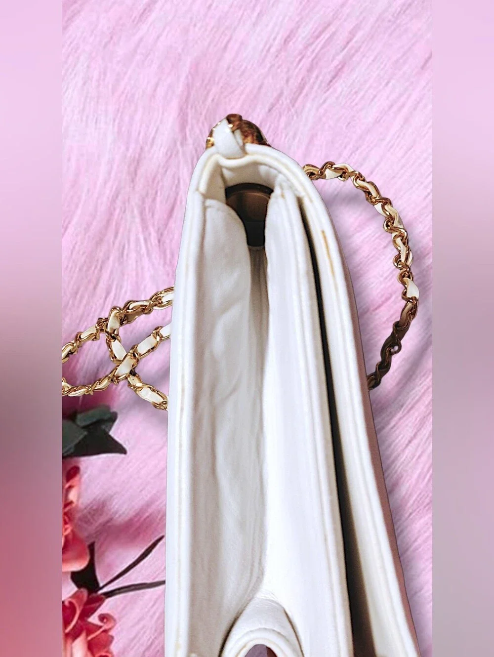 1980s Chanel Lambskin Leather Large CC Logo Single Gold Chain Strap Shoulder Bag